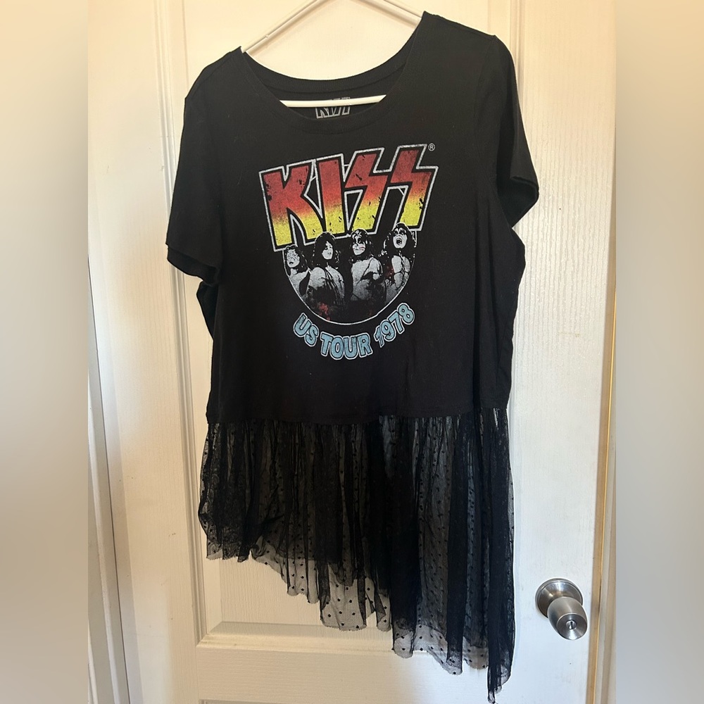 Torrid KISS shirt with lace hem
